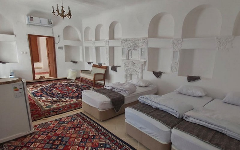 اتاق سه تخته تویین اقامتگاه سنتی عمارت بامگاه کرمانشاه
